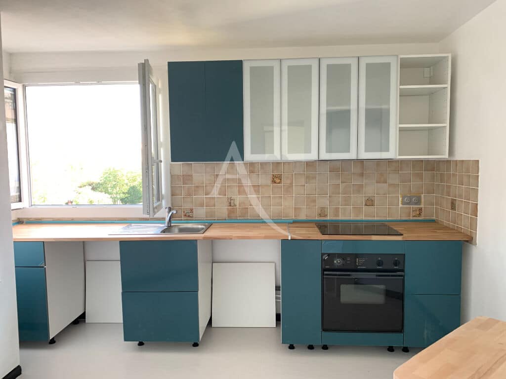 agence de location appartement: 4 pièces 85 m², cuisine séparée et aménagée