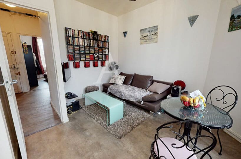 achat appartement alfortville: 2 pièces 30 m², séjour murs blancs, sol lino élégant