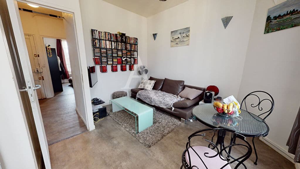 achat appartement alfortville: 2 pièces 30 m², séjour murs blancs, sol lino élégant