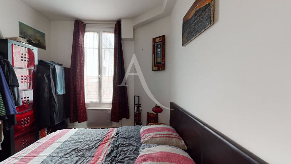 appartement à vendre à alfortville: 2 pièces 30 m², chambre avec lit double etmurs blancs