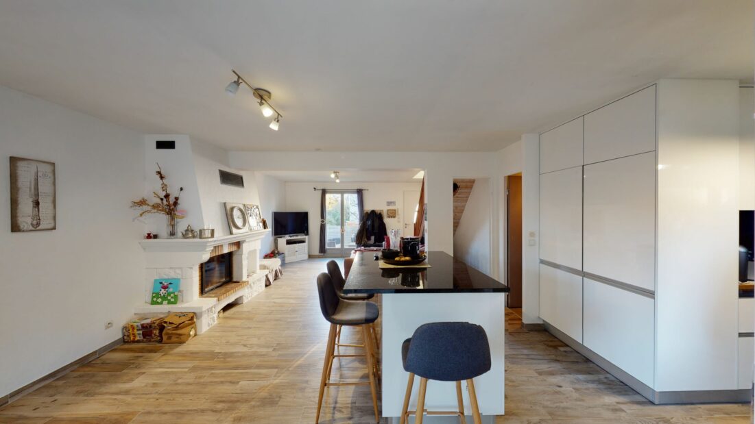 agence immo 94: 6 pièces 199 m², grande pièce de vie avec espace salon, cheminée avec insert