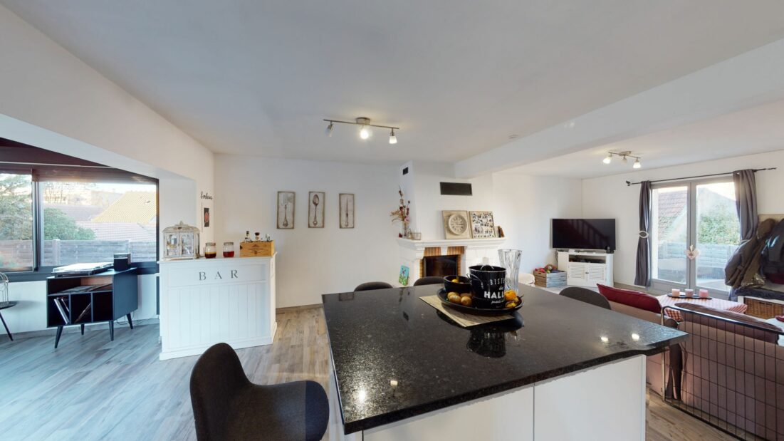 agence d immobilier: 6 pièces 199 m², grande pièce de vie avec meuble bar, cheminée