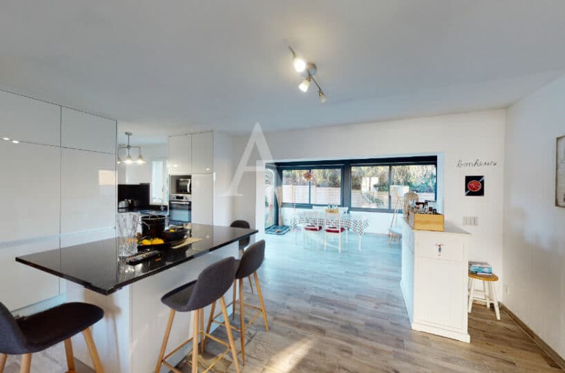 agence immobilière val de marne: 6 pièces 199 m², accès direct à la pièce de vie au jardin et à la terrasse, à proximité du centre ville