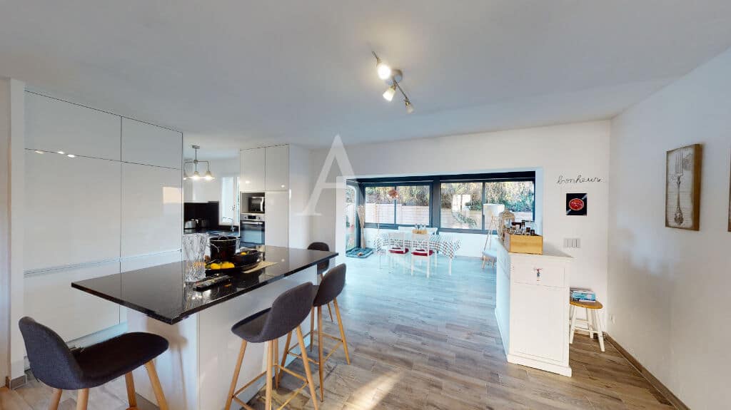 agence immobilière val de marne: 6 pièces 199 m², accès direct à la pièce de vie au jardin et à la terrasse, à proximité du centre ville