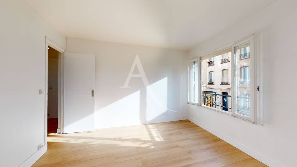 appartement à louer charenton: 2 pièces 56 m², belle chambre à coucher murs blancs et parquet bois clair