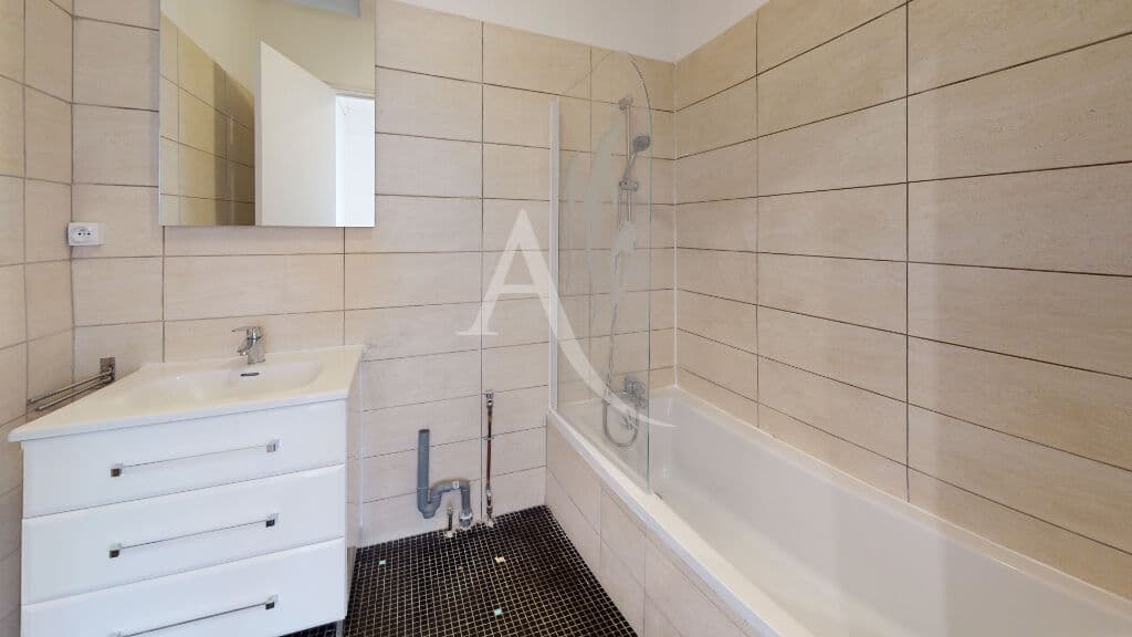 location appartement 94220: 2 pièces 56 m², salle de bain avec baignoire, branchement lave-linge