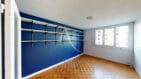immo maisons alfort: 3 pièces 59 m², séjour mur peint en bleu avec 3 longues étagères