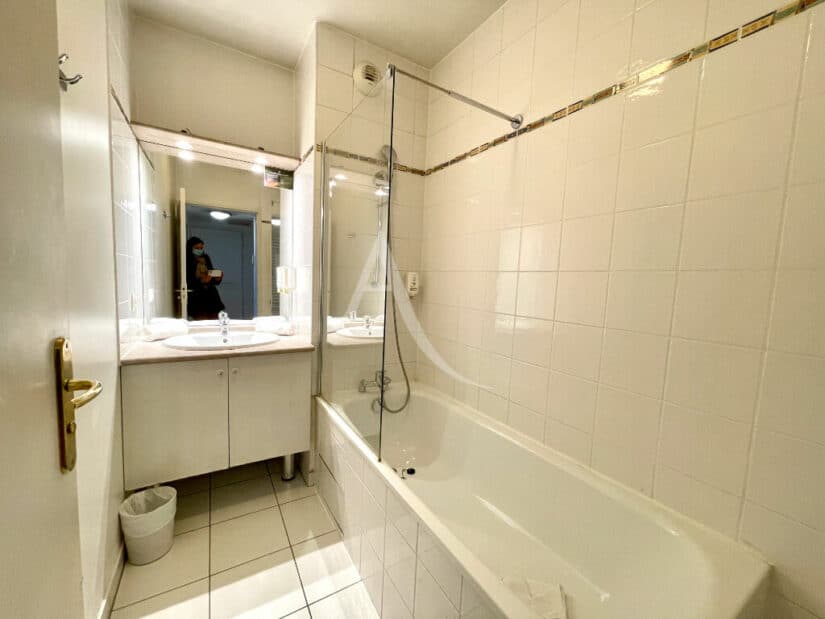 achat appartement charenton le pont: 2 pièces 31 m², salle de bains avec baignoire