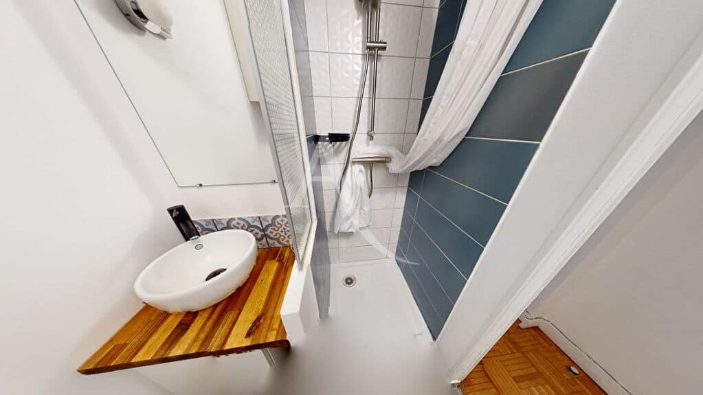 agence immobilière ouverte le samedi: studio 13 m² porte de vincennes, salle d'eau avec wc