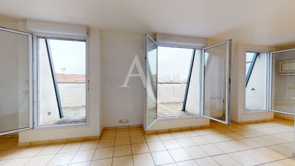 agence immobilière alfortville: location 3 pièces 58 m², séjour clair avec 3 portes-fenêtres vers la terrasse