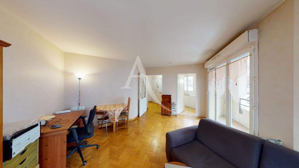agence immo charenton: vend appartement 2 pièces 45 m², clair avec beaux volumes